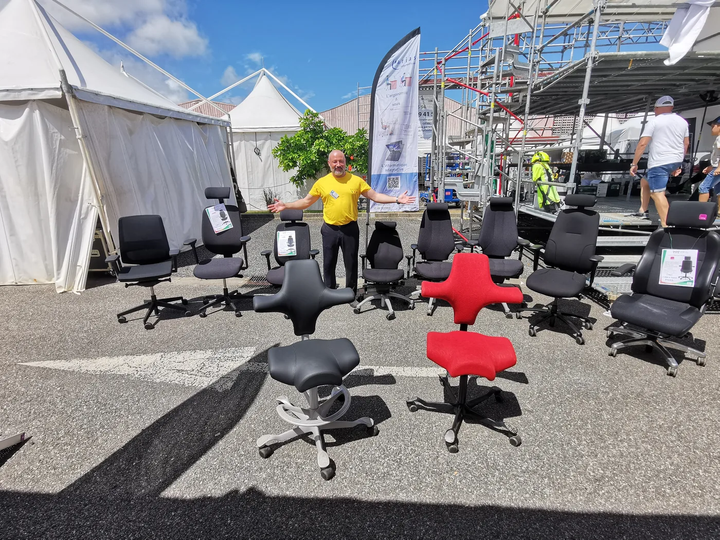 Fauteuils ergonomiques exposés en extérieur