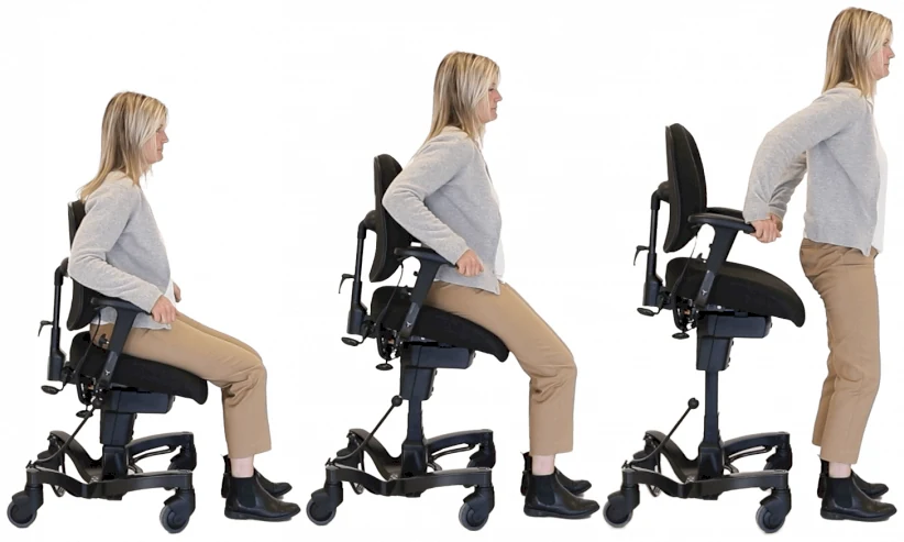 Séquence de relevage sur le fauteuil VELA Tango 700 : assise, assise inclinée vers l'avant, debout