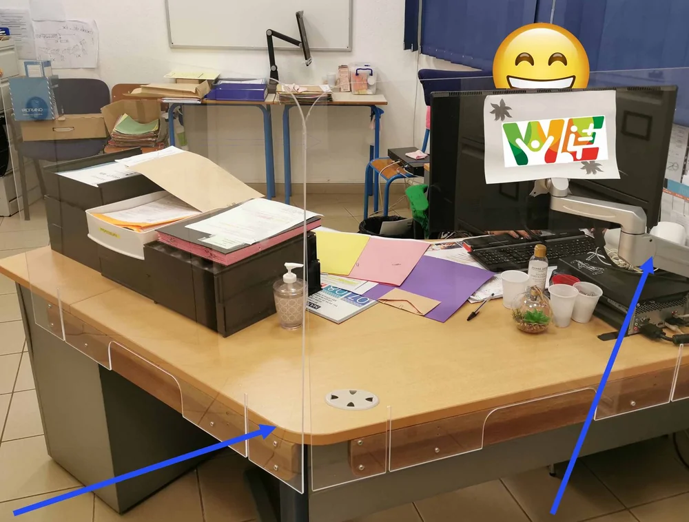 Écran de protection COVID sur un bureau